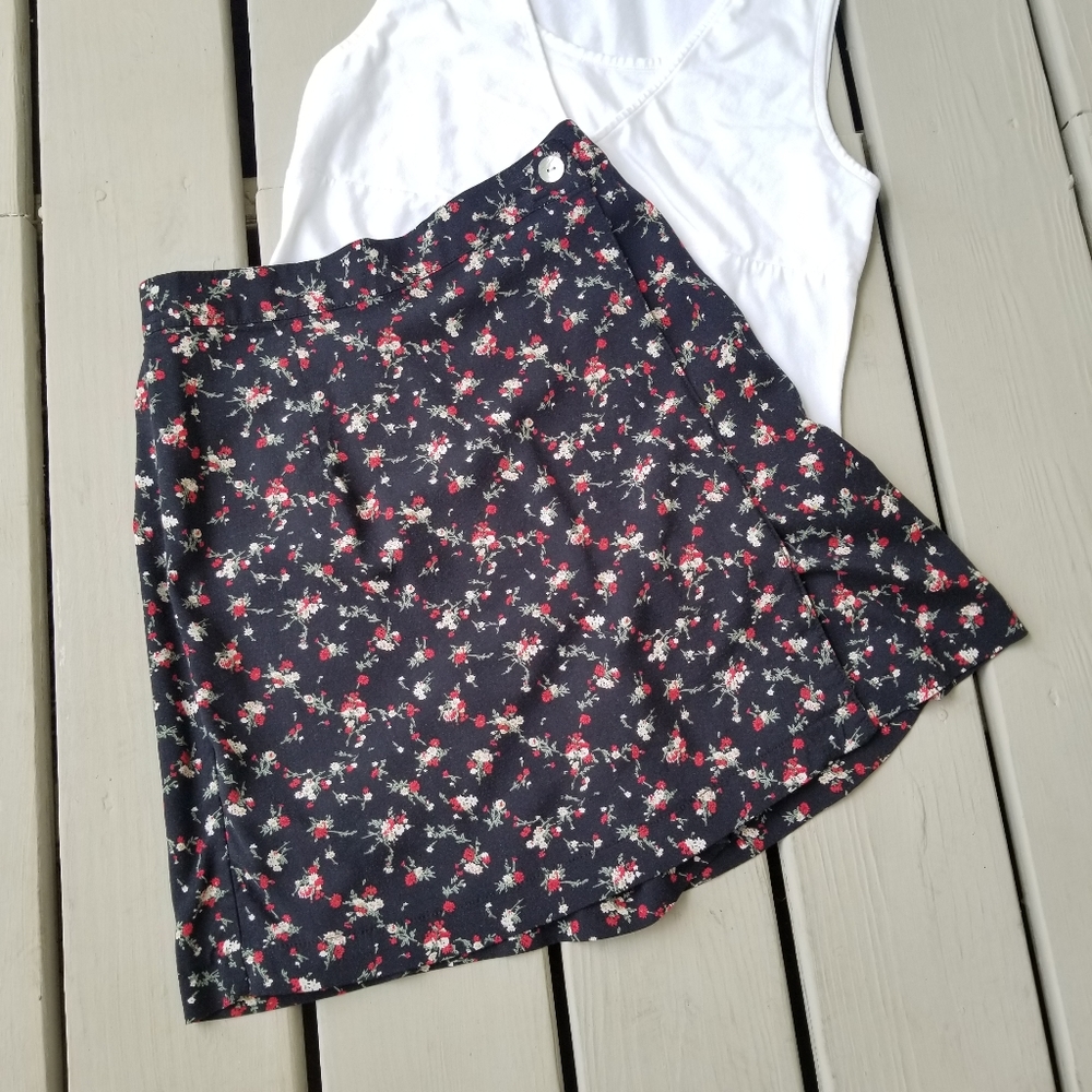 M Skort  black with red/cream flowers